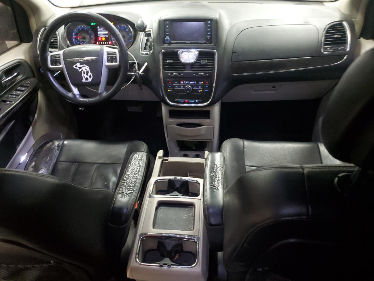 2014 Chrysler Town & Country - Image 8