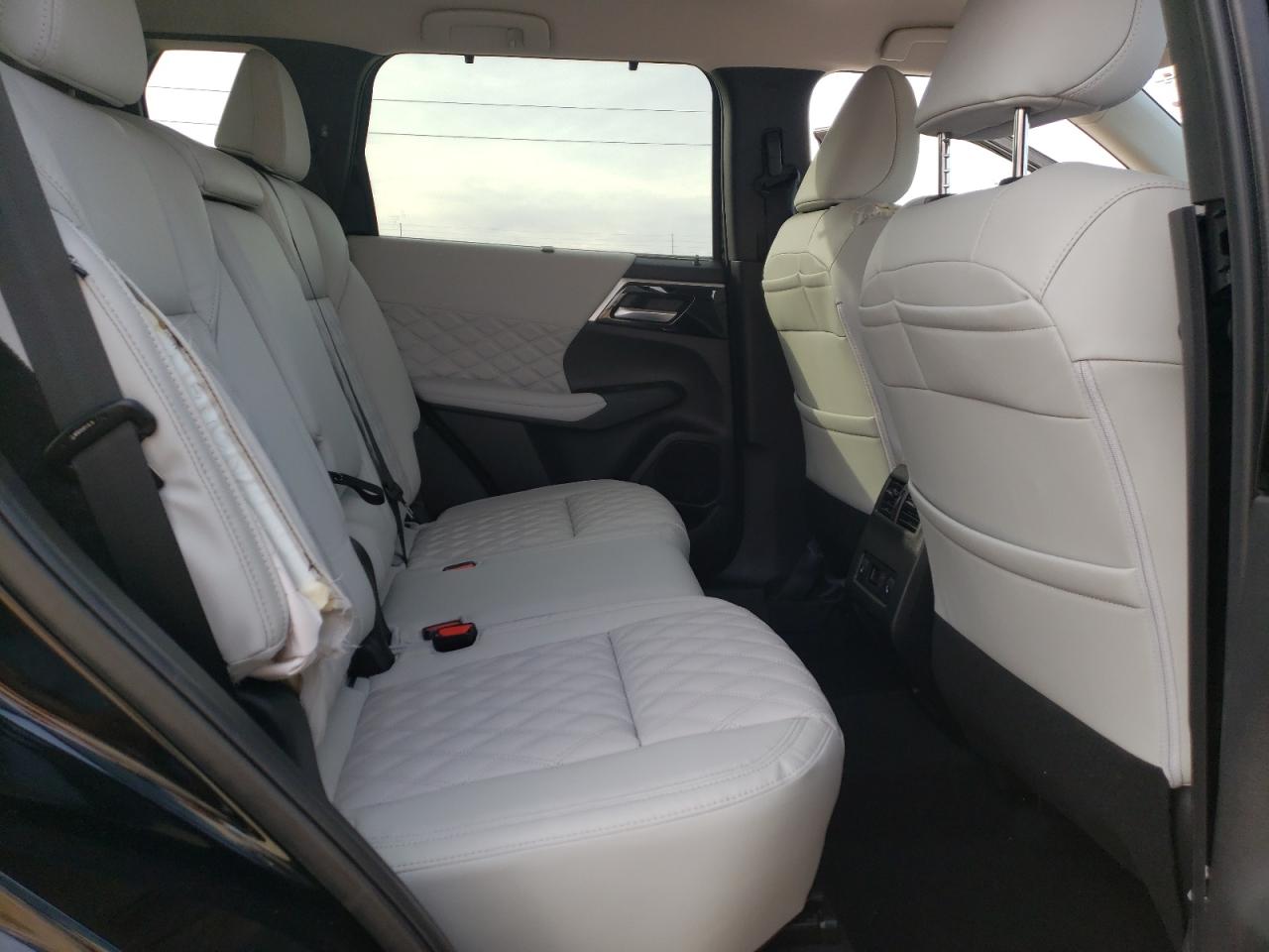 2024 Mitsubishi Outlander - Image 11