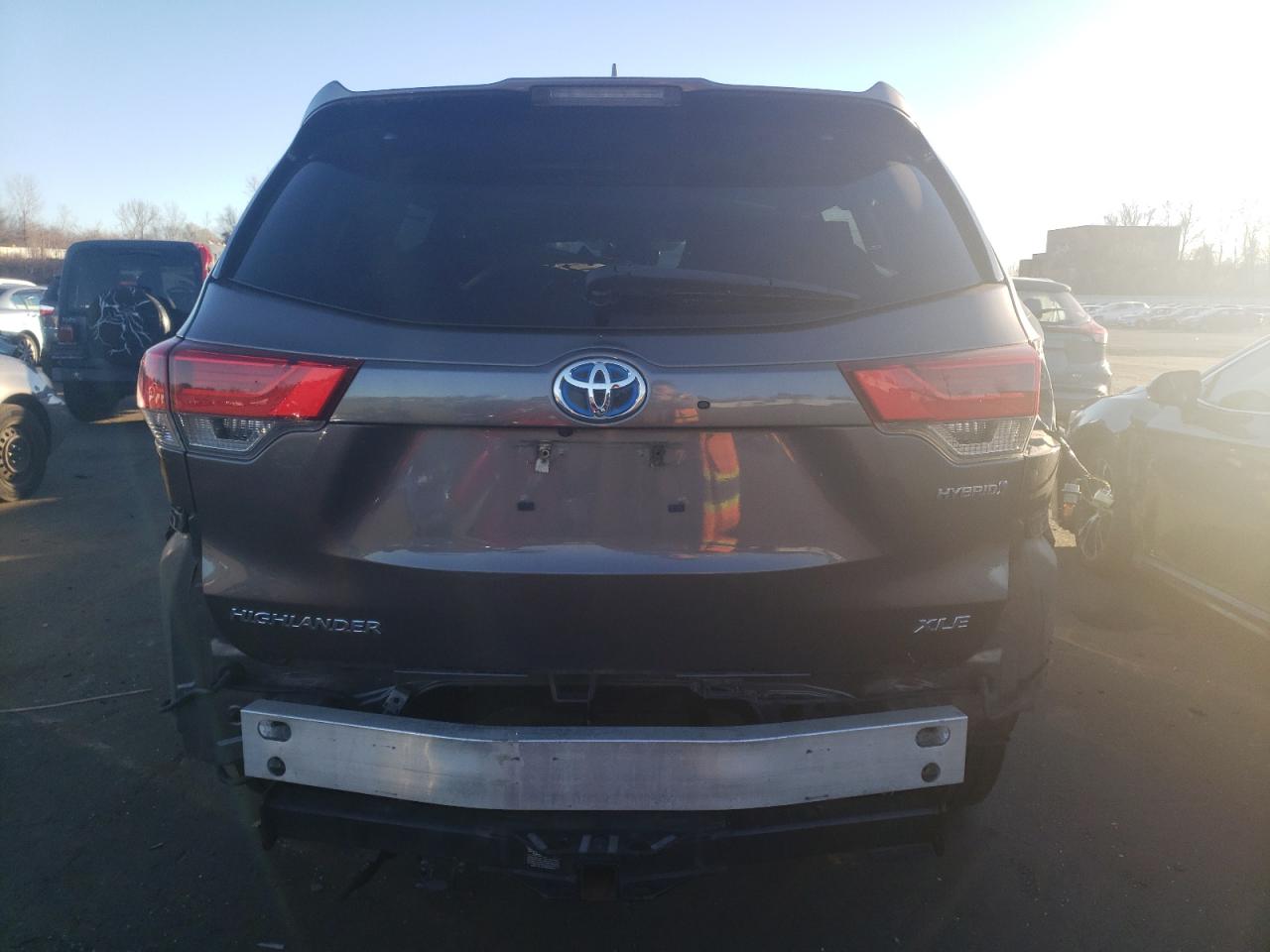 2017 Toyota Highlander - Image 6