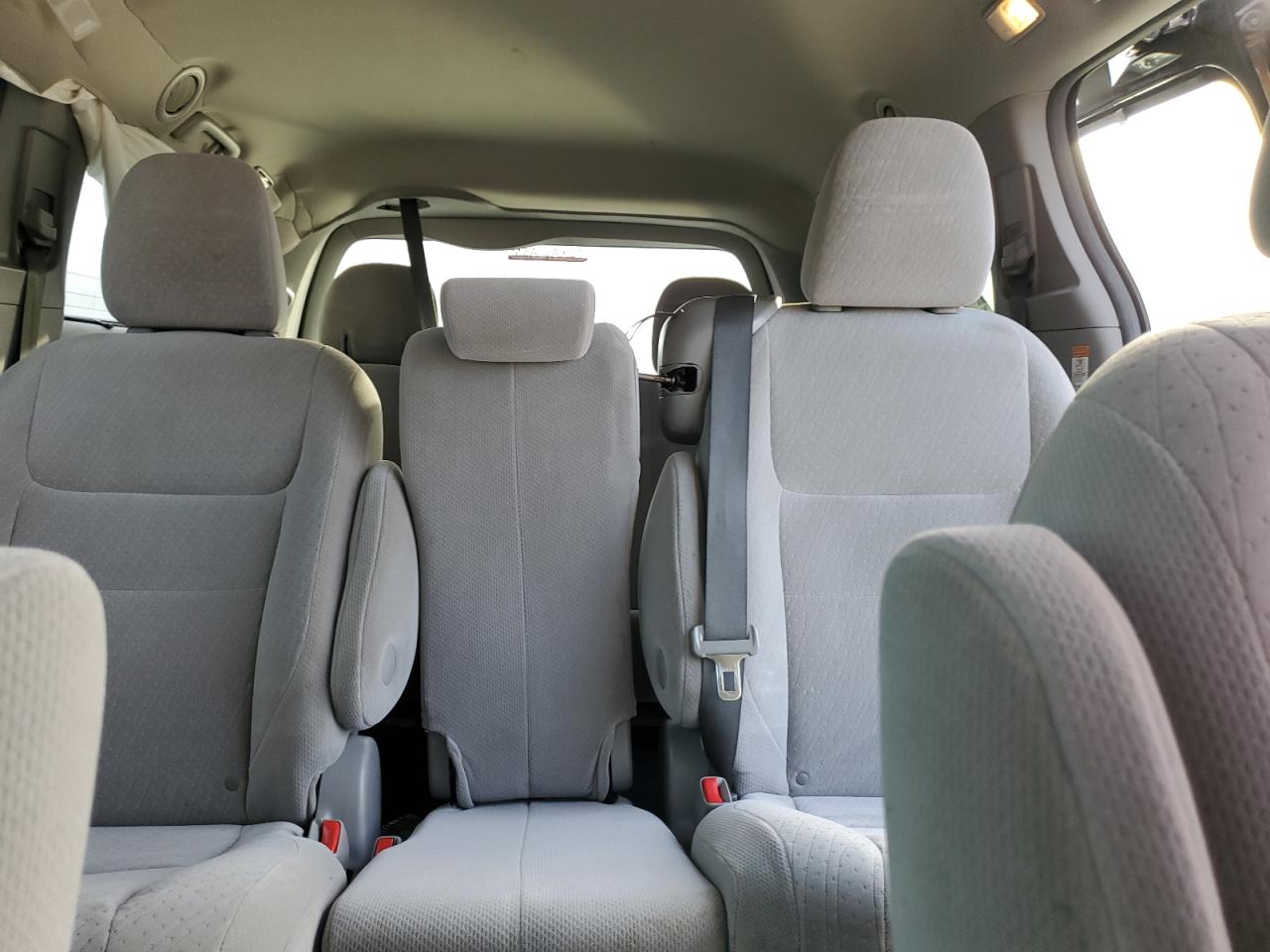 2017 Toyota Sienna - Image 10