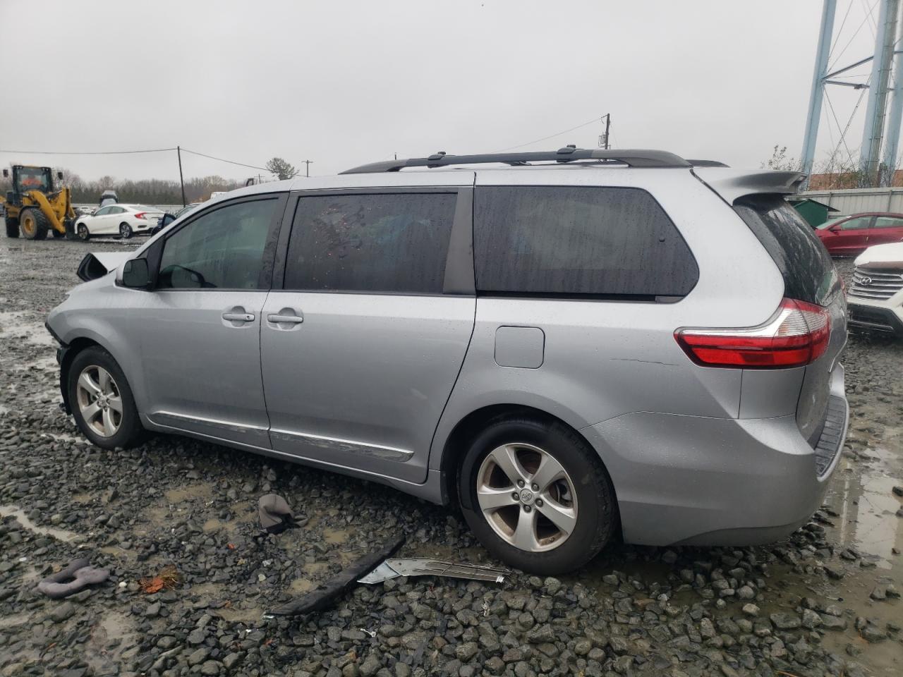 2017 Toyota Sienna - Image 2
