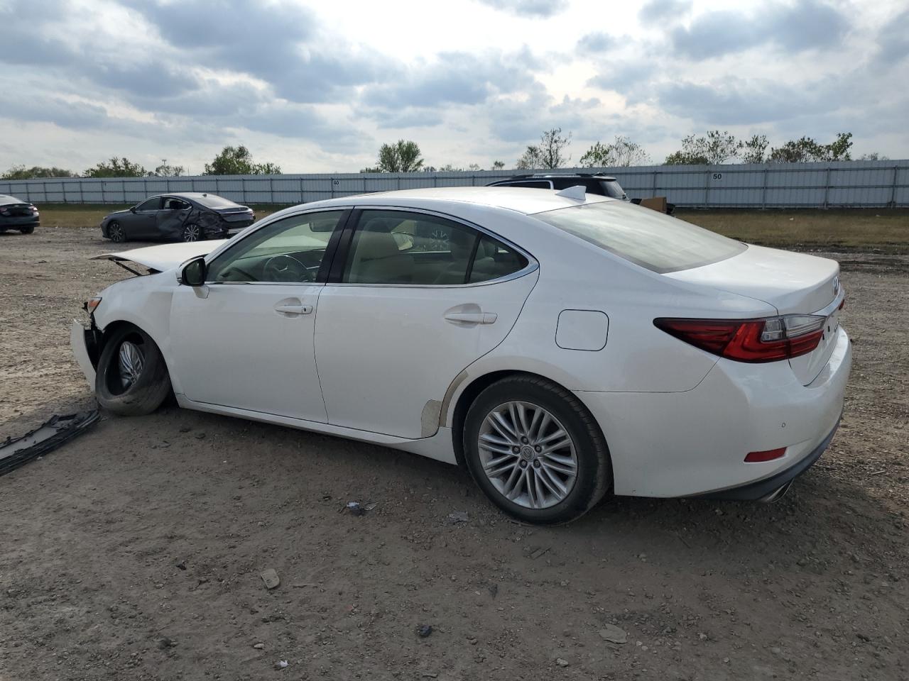 2016 Lexus ES - Image 2