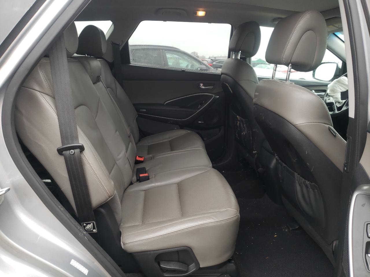 2016 Hyundai Santa Fe - Image 10
