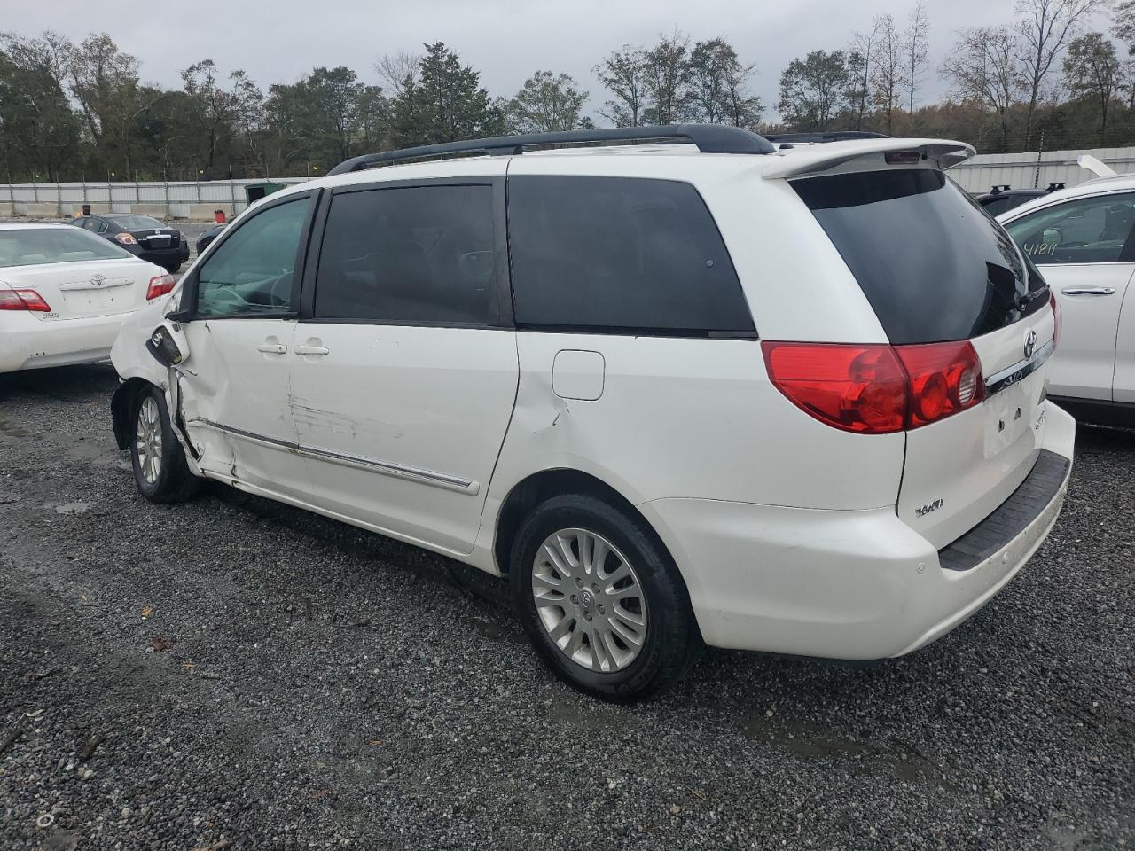 2007 Toyota Sienna - Image 2