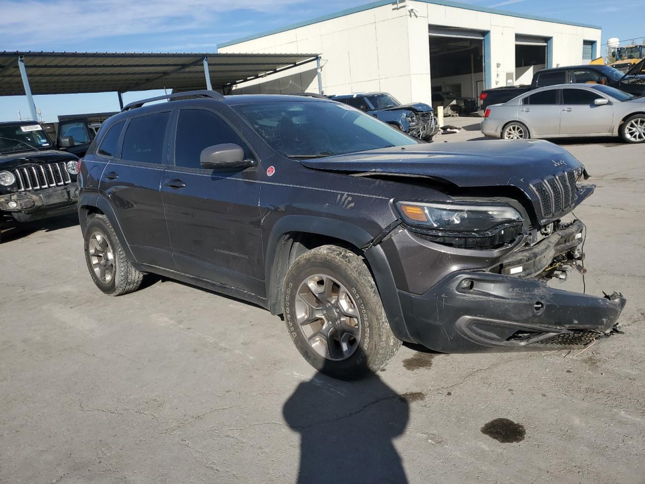 VIN 1C4PJMBX2KD420819 2019 JEEP CHEROKEE no.4