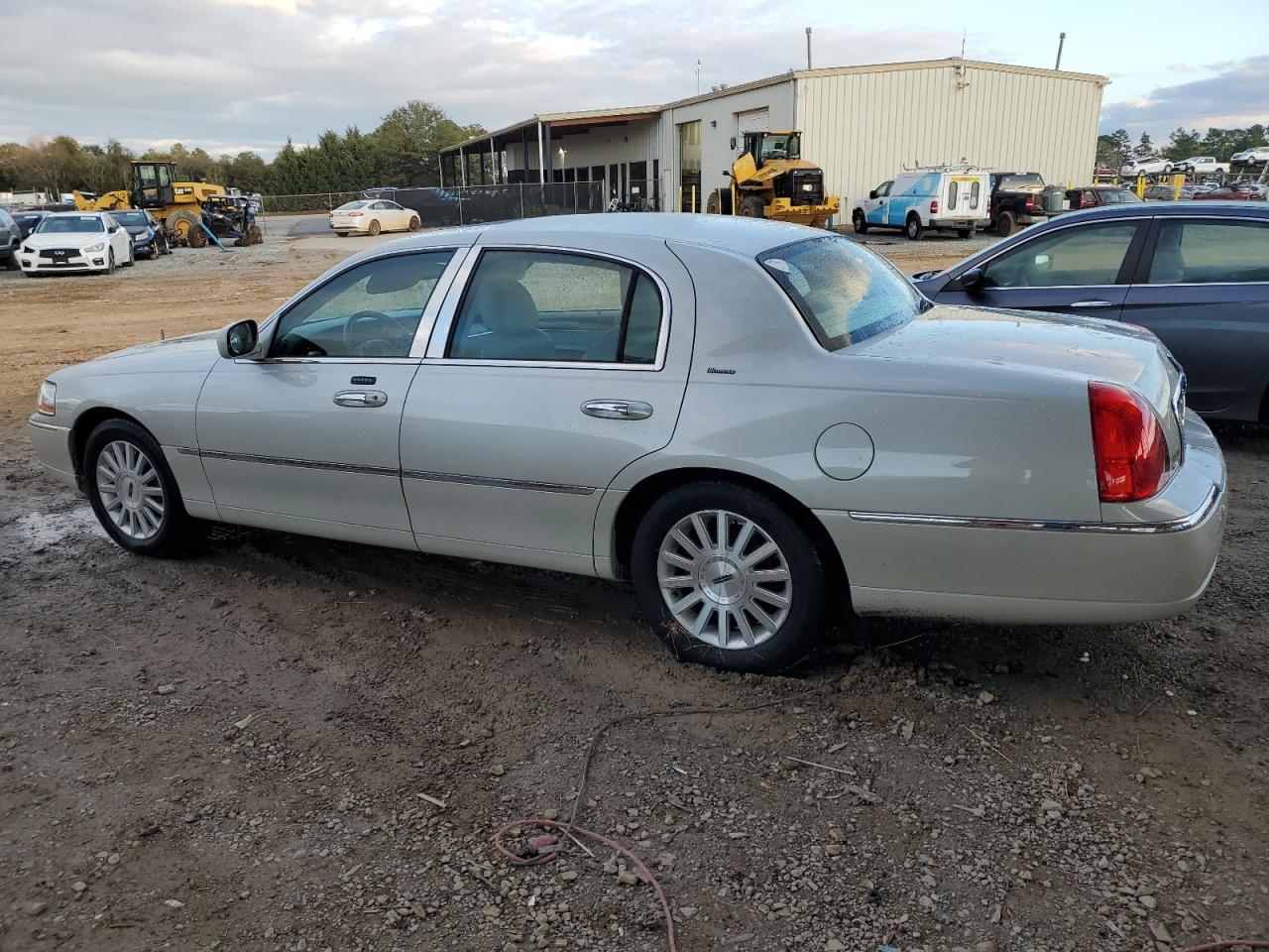 2004 Lincoln Town Car - Image 2