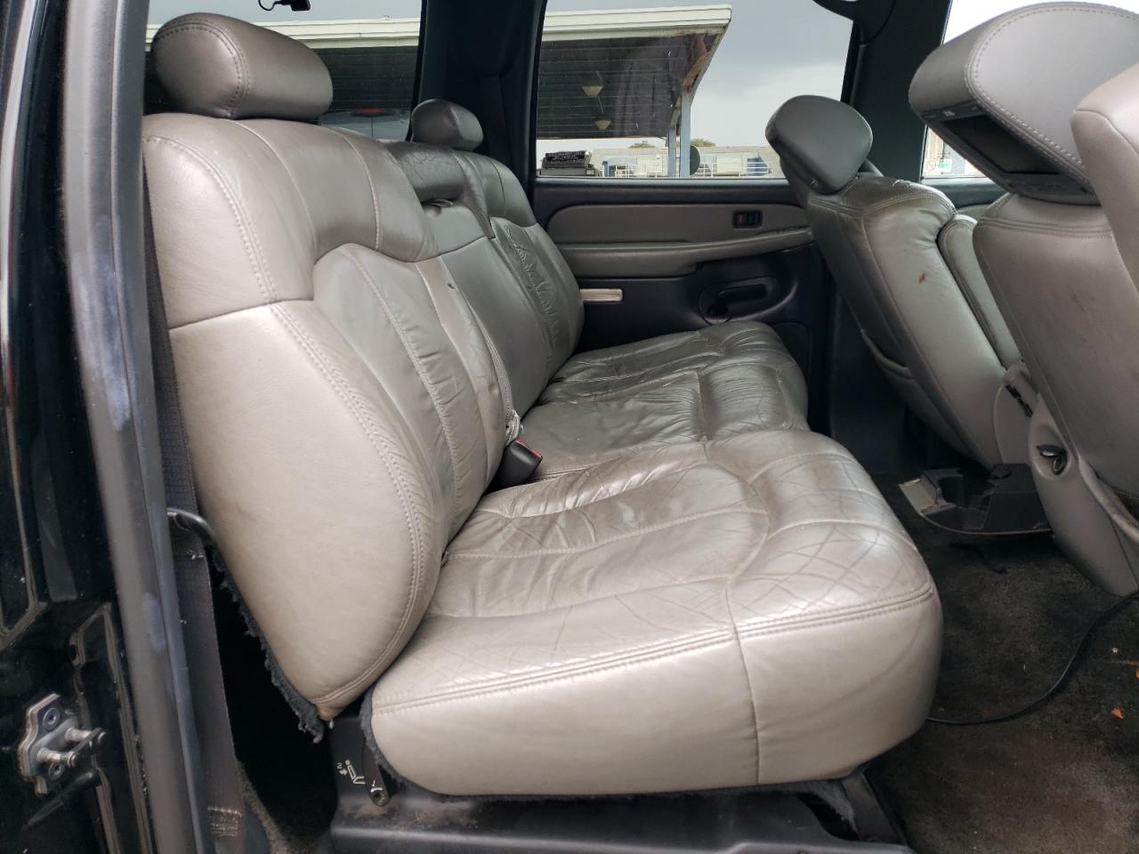 2001 Chevrolet Suburban - Image 11