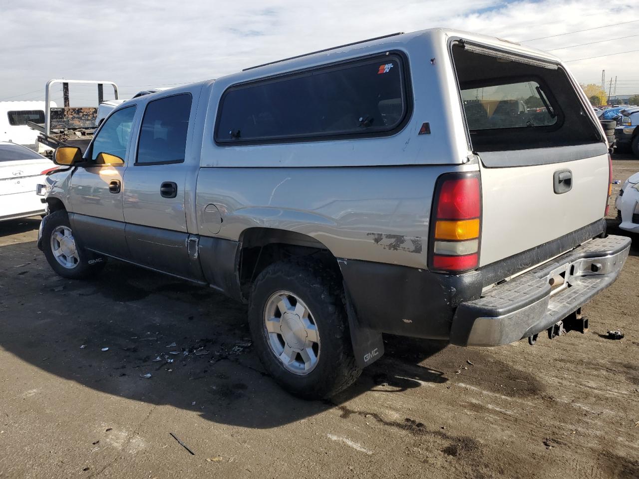 2004 GMC Sierra - Image 2
