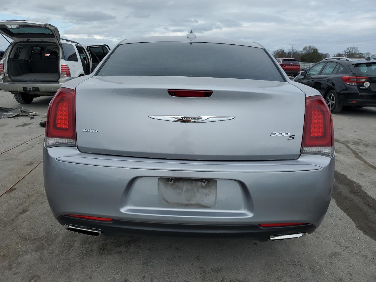 2018 Chrysler 300 - Image 6
