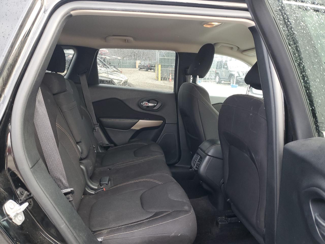 2017 Jeep Grand Cherokee - Image 11