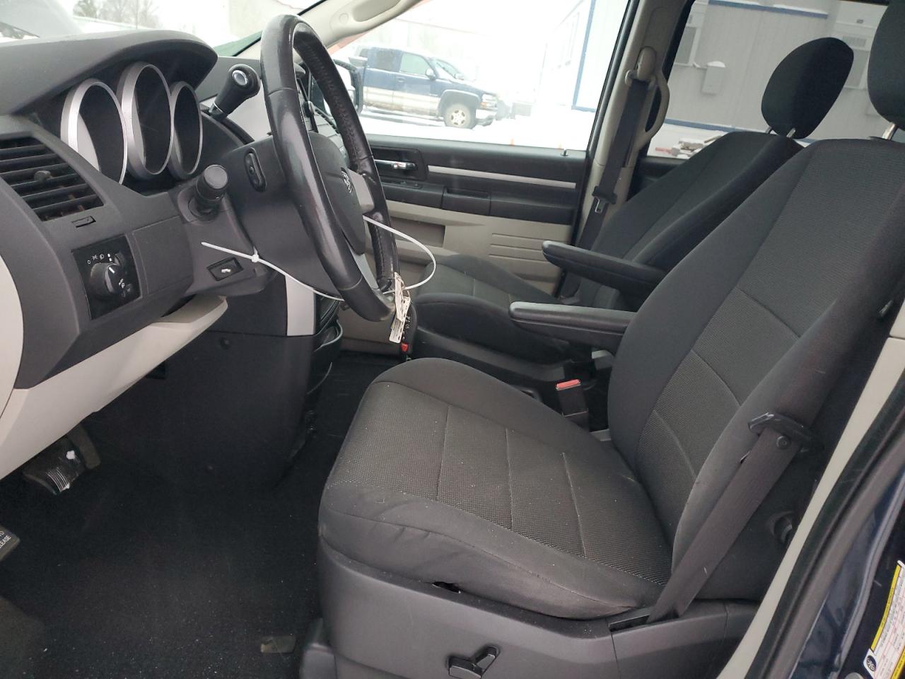 2009 Dodge Caravan - Image 7