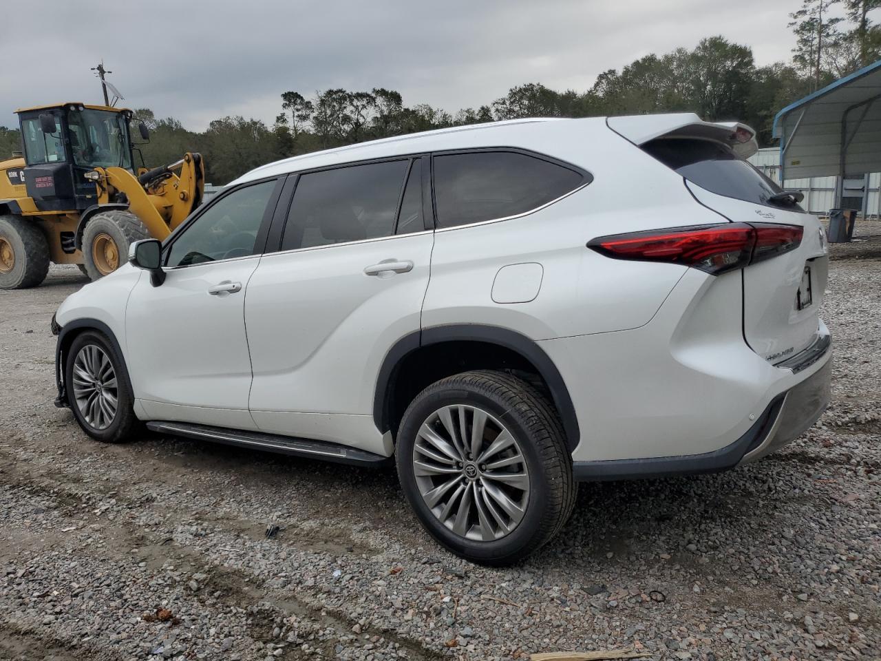 2022 Toyota Highlander - Image 2