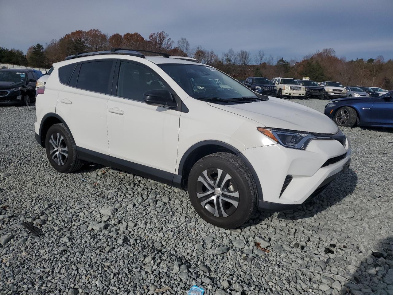 VIN JTMZFREV1HJ128686 2017 TOYOTA RAV4 no.4