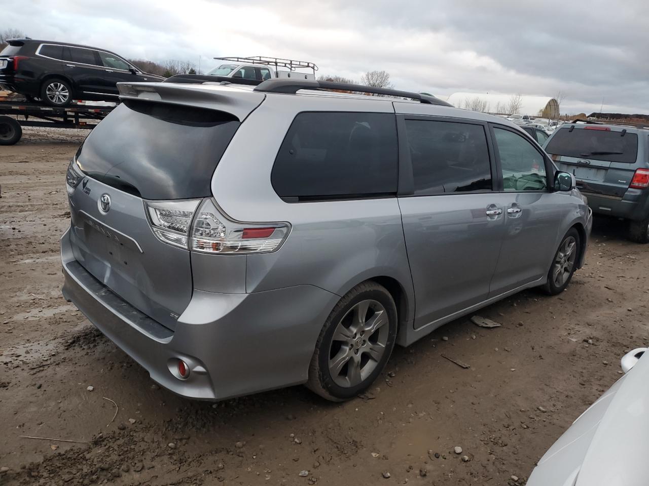 VIN 5TDXK3DC2DS390164 2013 TOYOTA SIENNA no.3