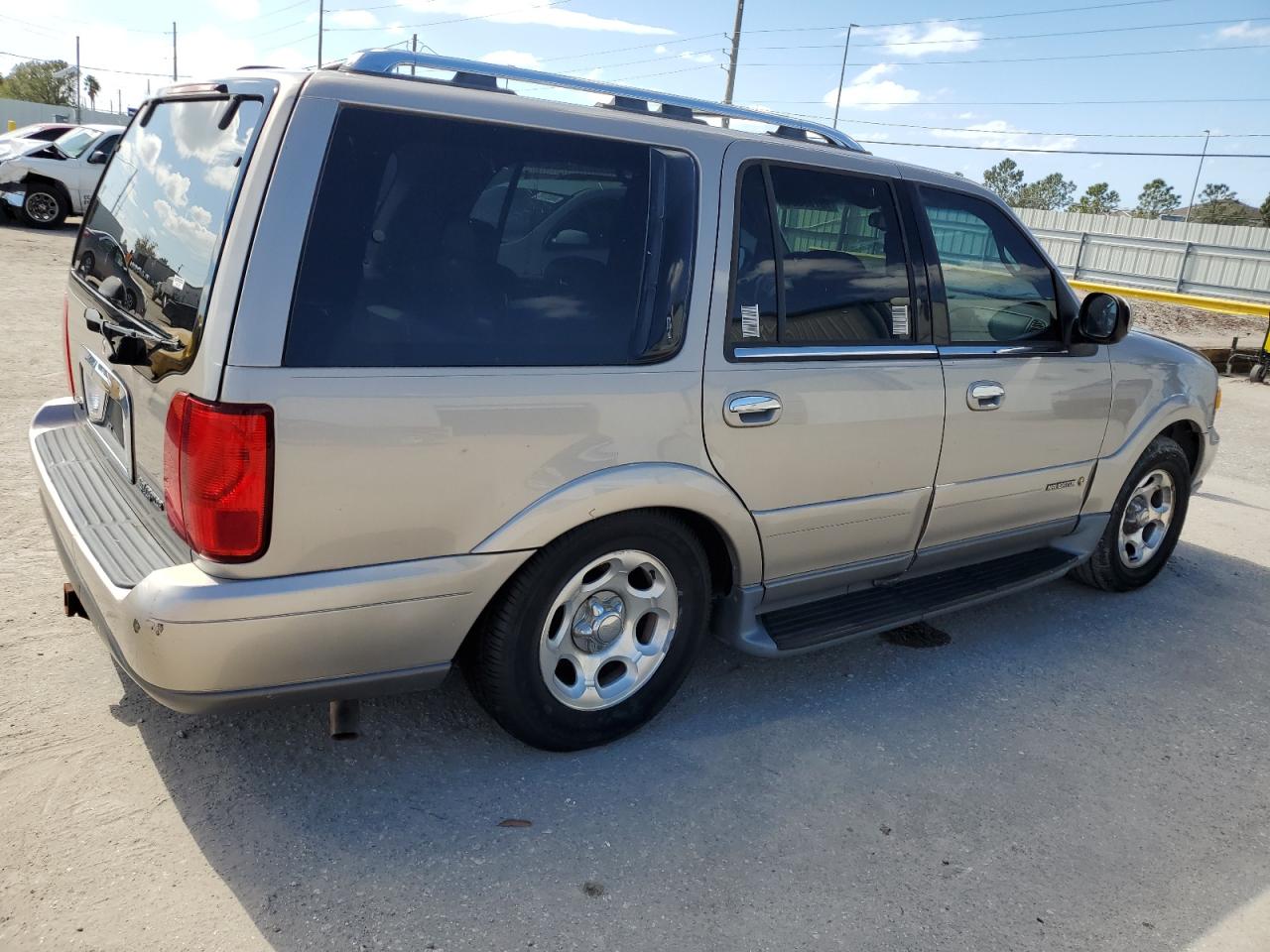 2002 Lincoln Navigator - Image 3