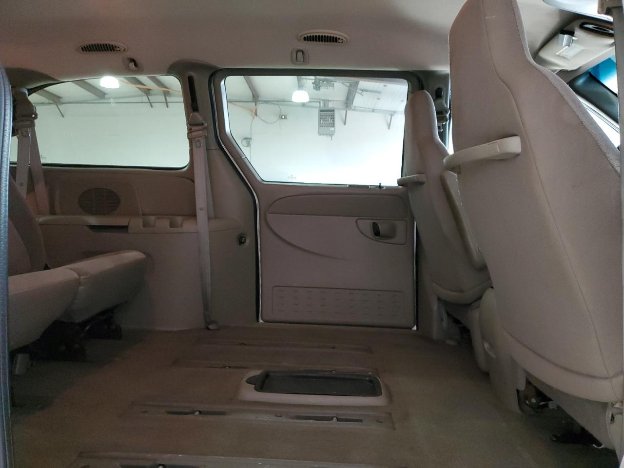 2002 Dodge Caravan - Image 11