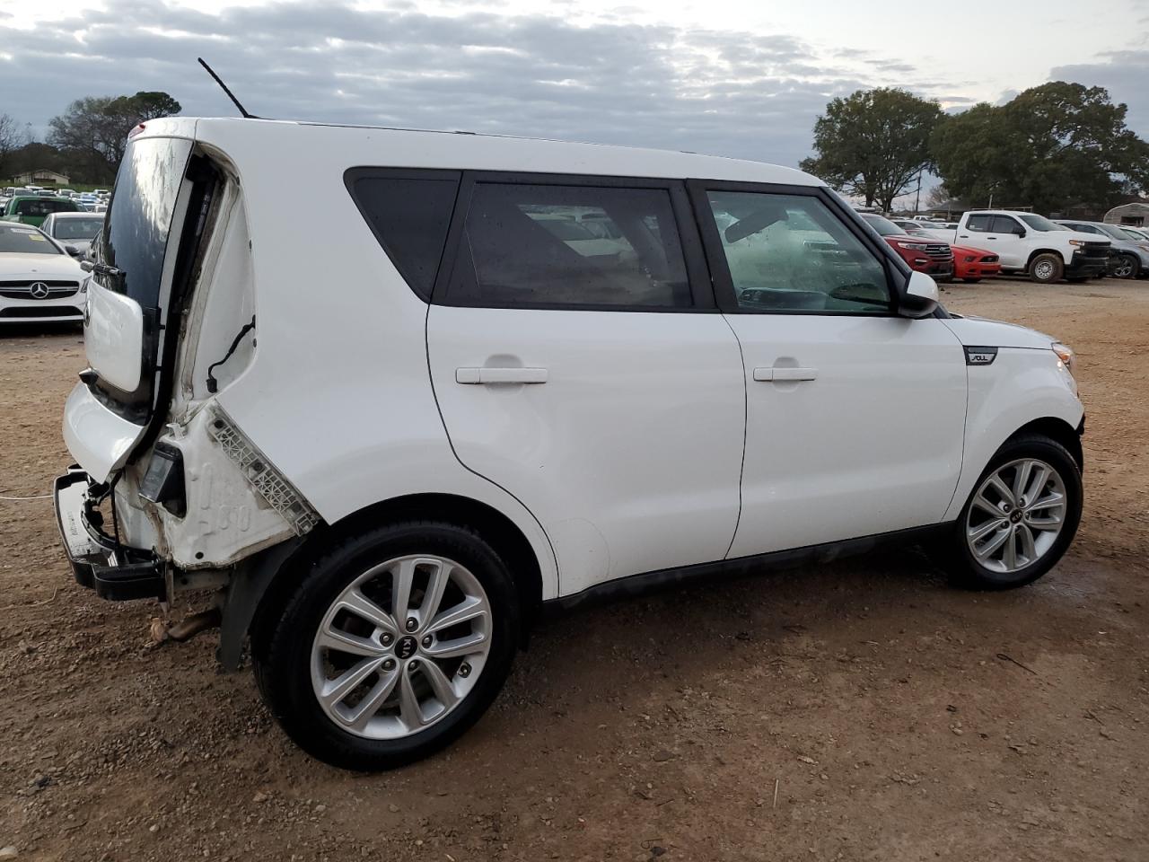 VIN KNDJP3A50J7902412 2018 KIA SOUL no.3