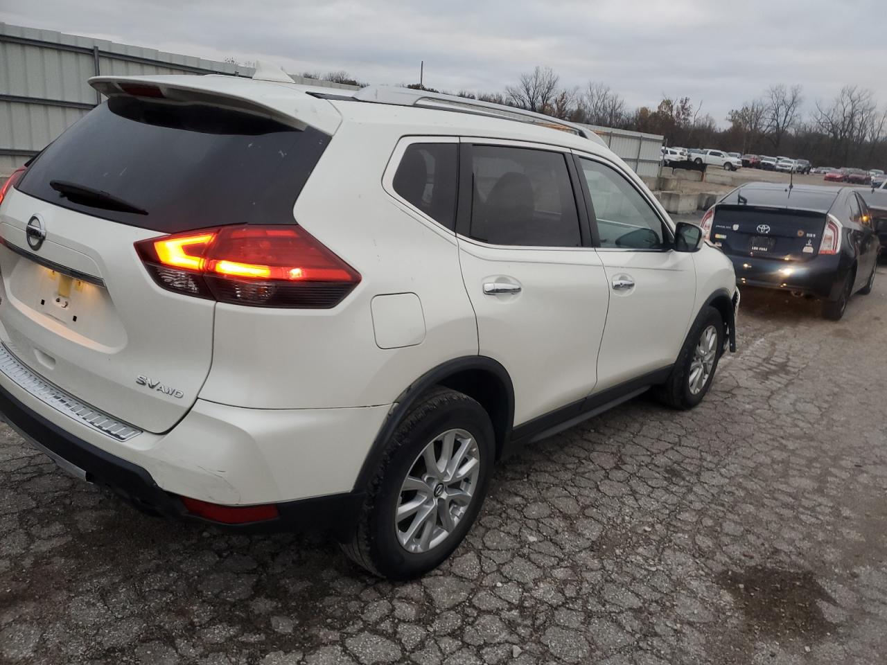 2017 Nissan Rogue - Image 3