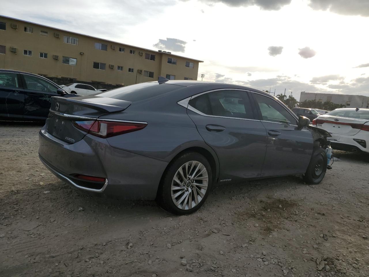 2021 Lexus ES - Image 3