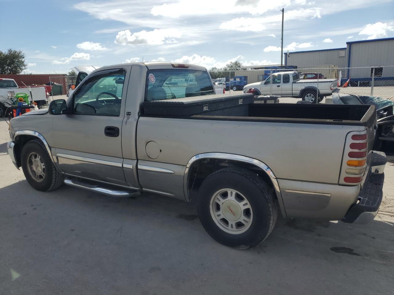 1999 GMC Sierra - Image 2