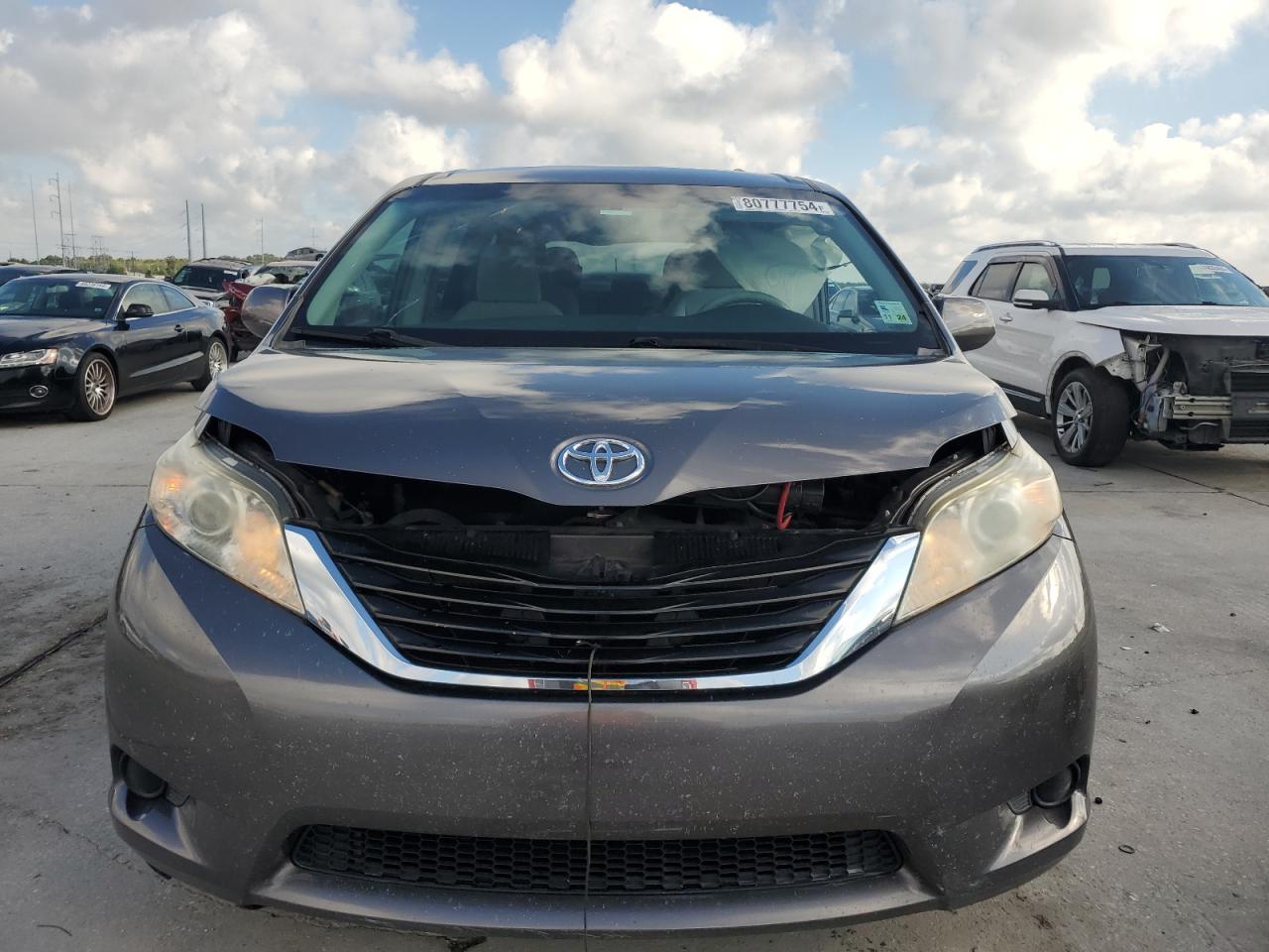 2013 Toyota Sienna - Image 5
