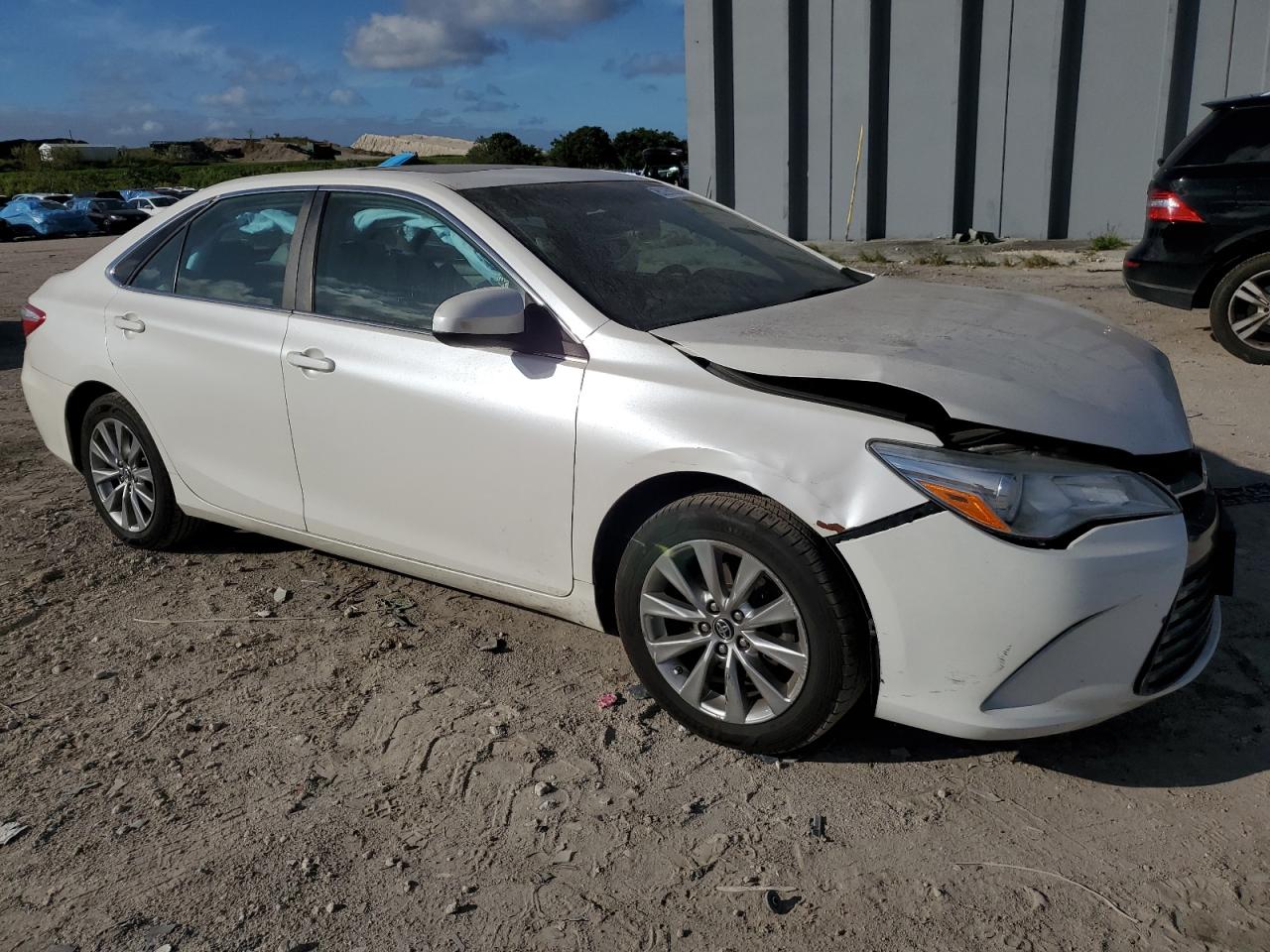 VIN 4T1BF1FK9FU915111 2015 TOYOTA CAMRY no.4