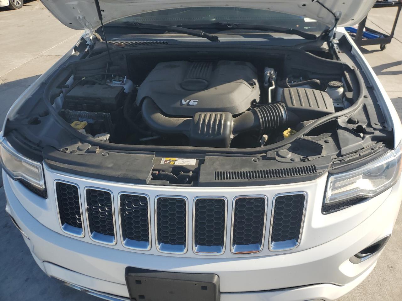 2015 Jeep Grand Cherokee - Image 12