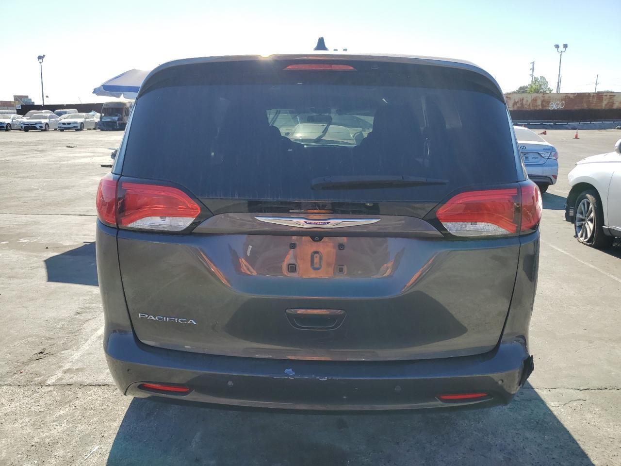 2018 Chrysler Pacifica - Image 6