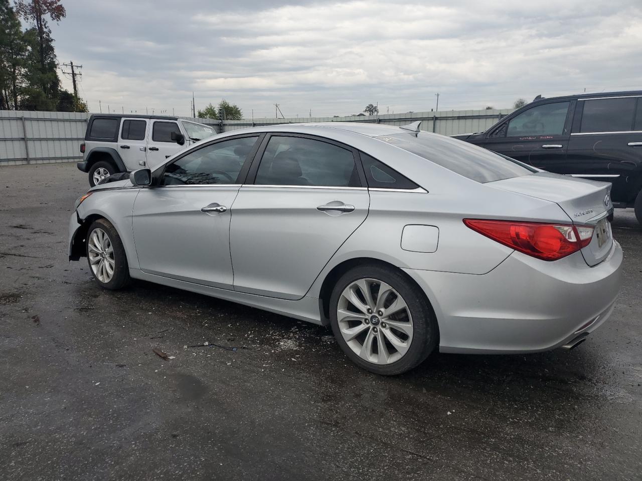 2011 Hyundai Sonata - Image 2