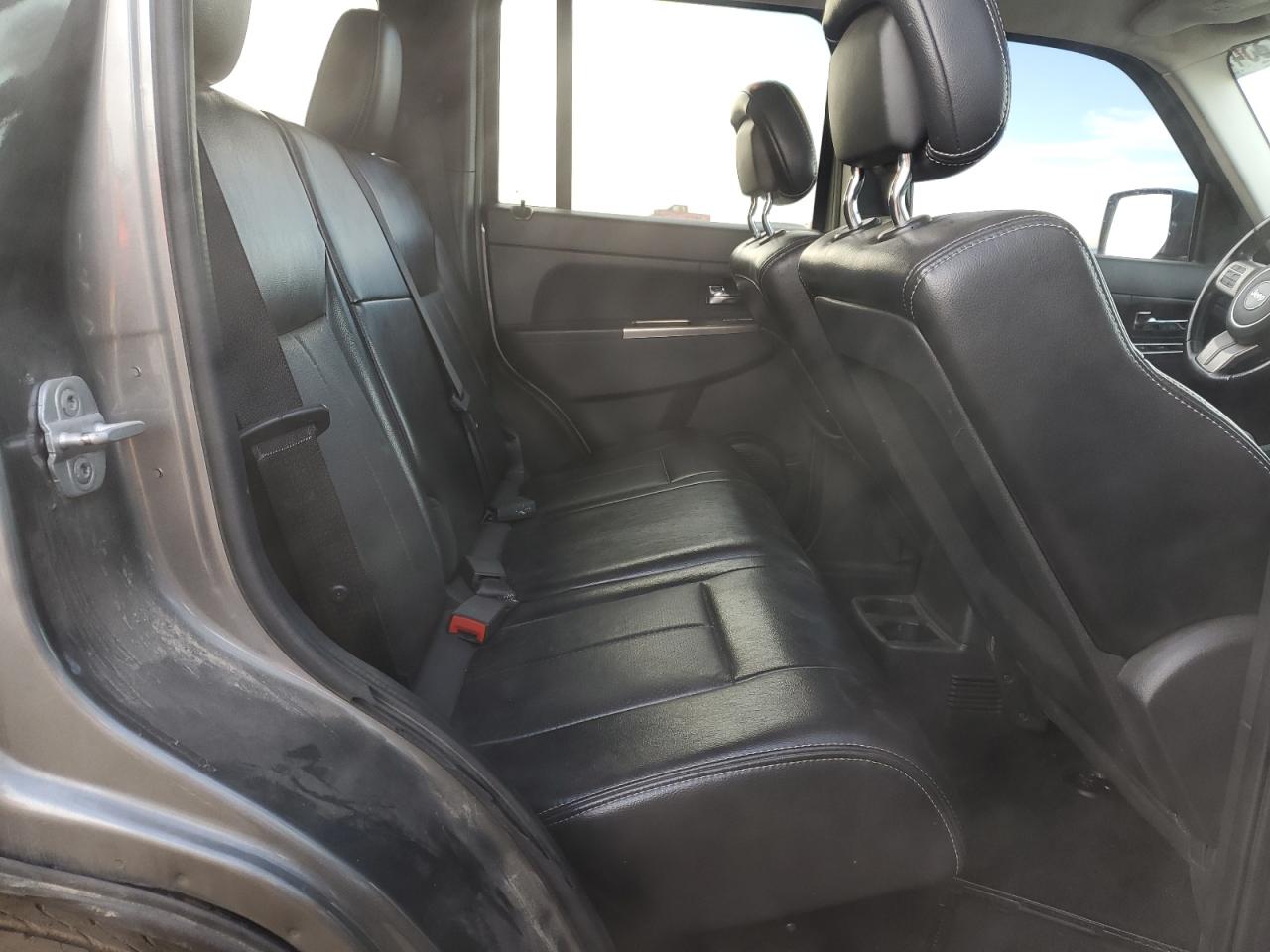 2012 Jeep Liberty (North America) - Image 11