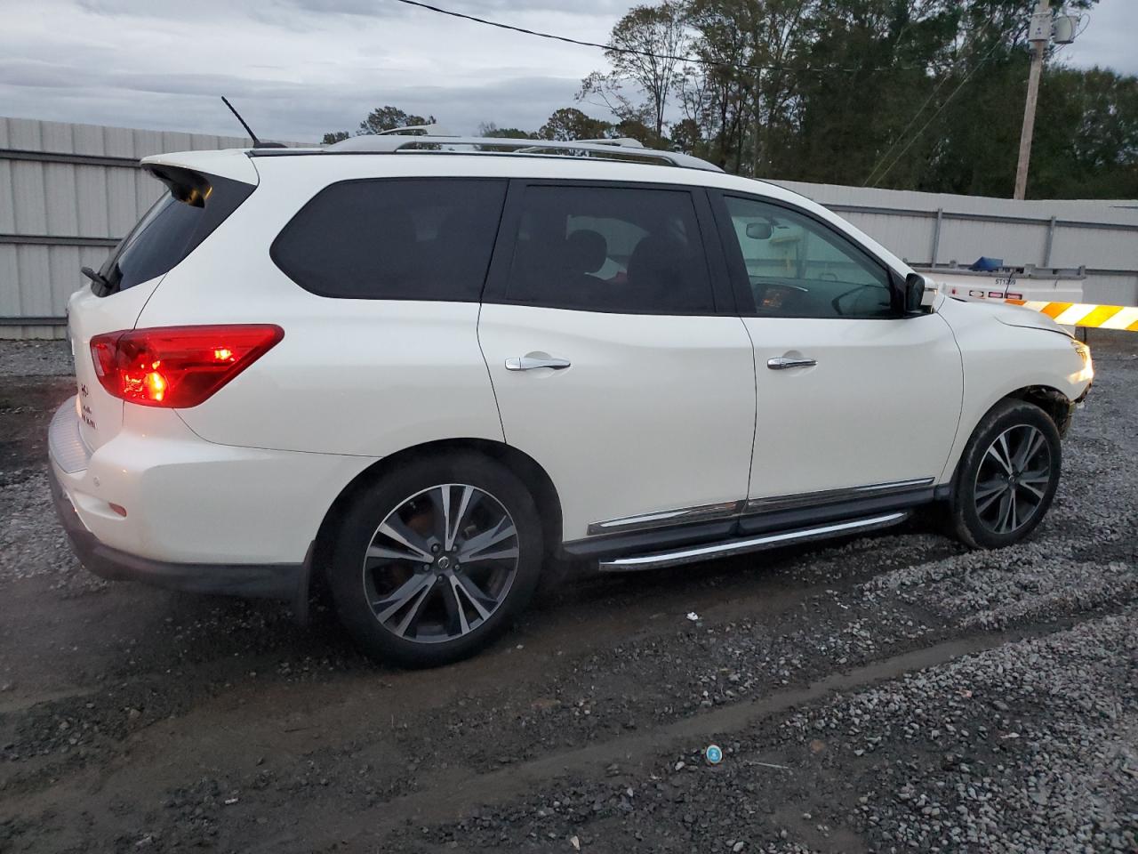 2018 Nissan Pathfinder - Image 3
