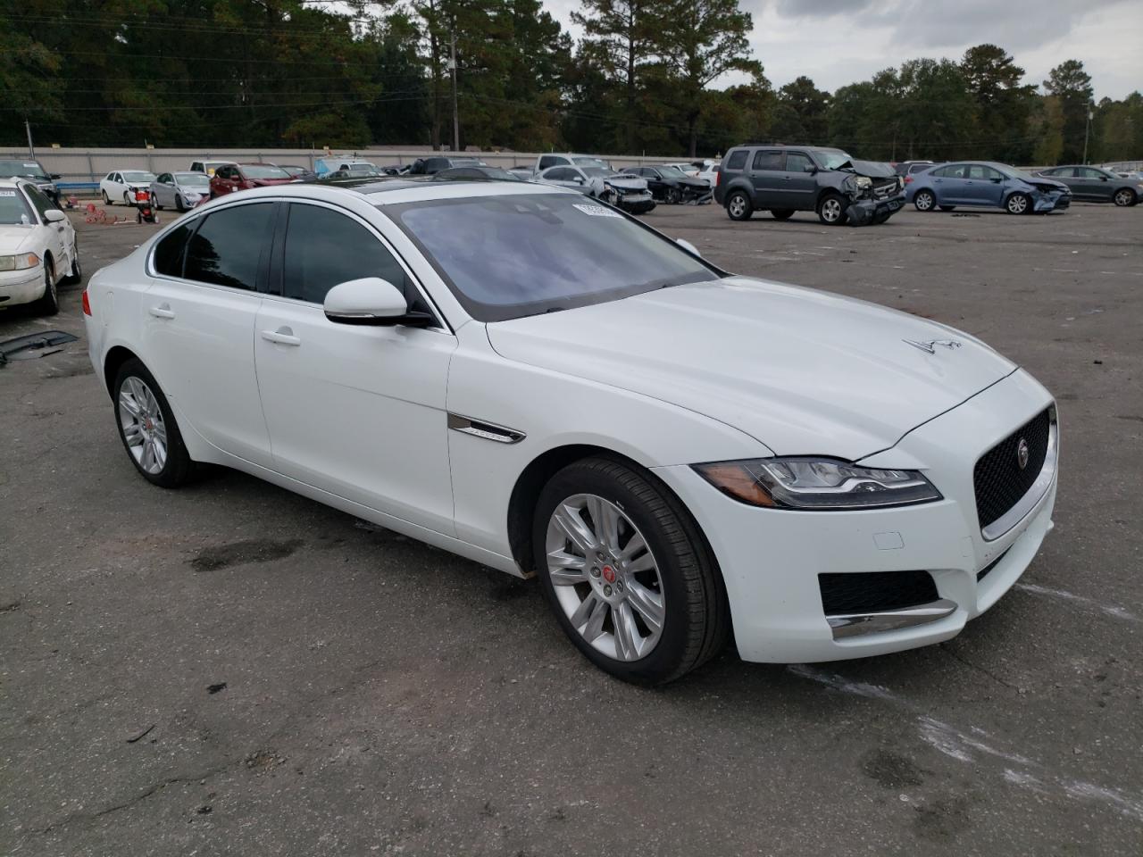 VIN SAJBD4BV1HCY31046 2017 JAGUAR XF no.4