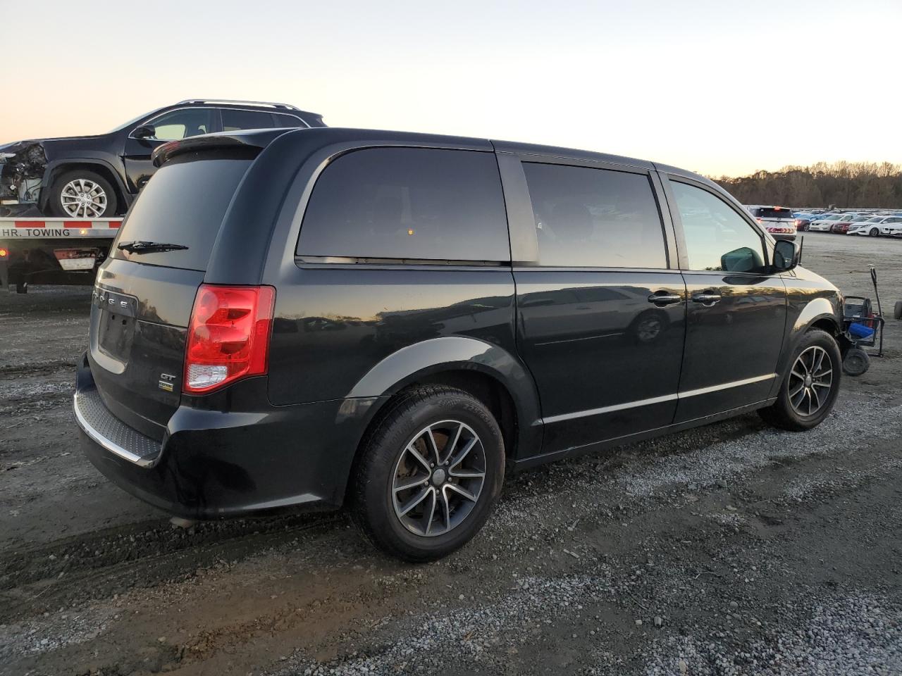 2018 Dodge Caravan - Image 3