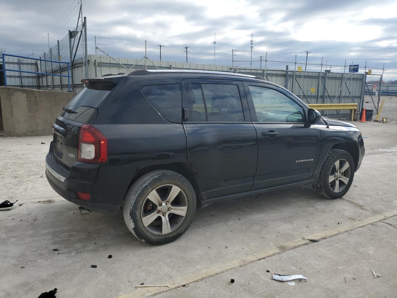 VIN 1C4NJDEB8HD177565 2017 JEEP COMPASS no.3