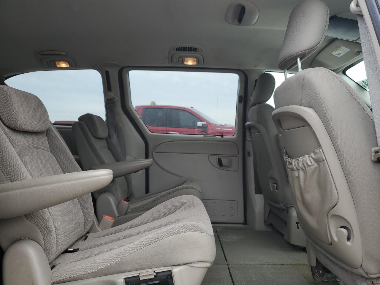 2005 Dodge Caravan - Image 11