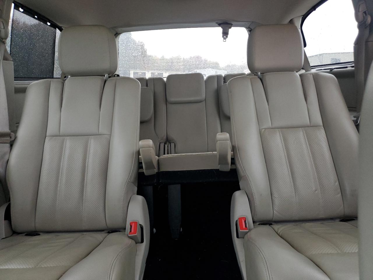 2011 Chrysler Town & Country - Image 10