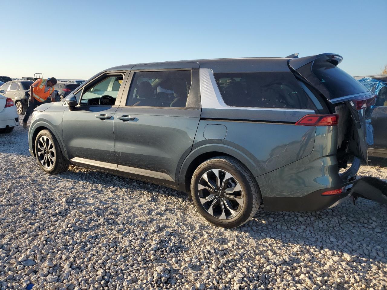2023 Kia Carnival - Image 2