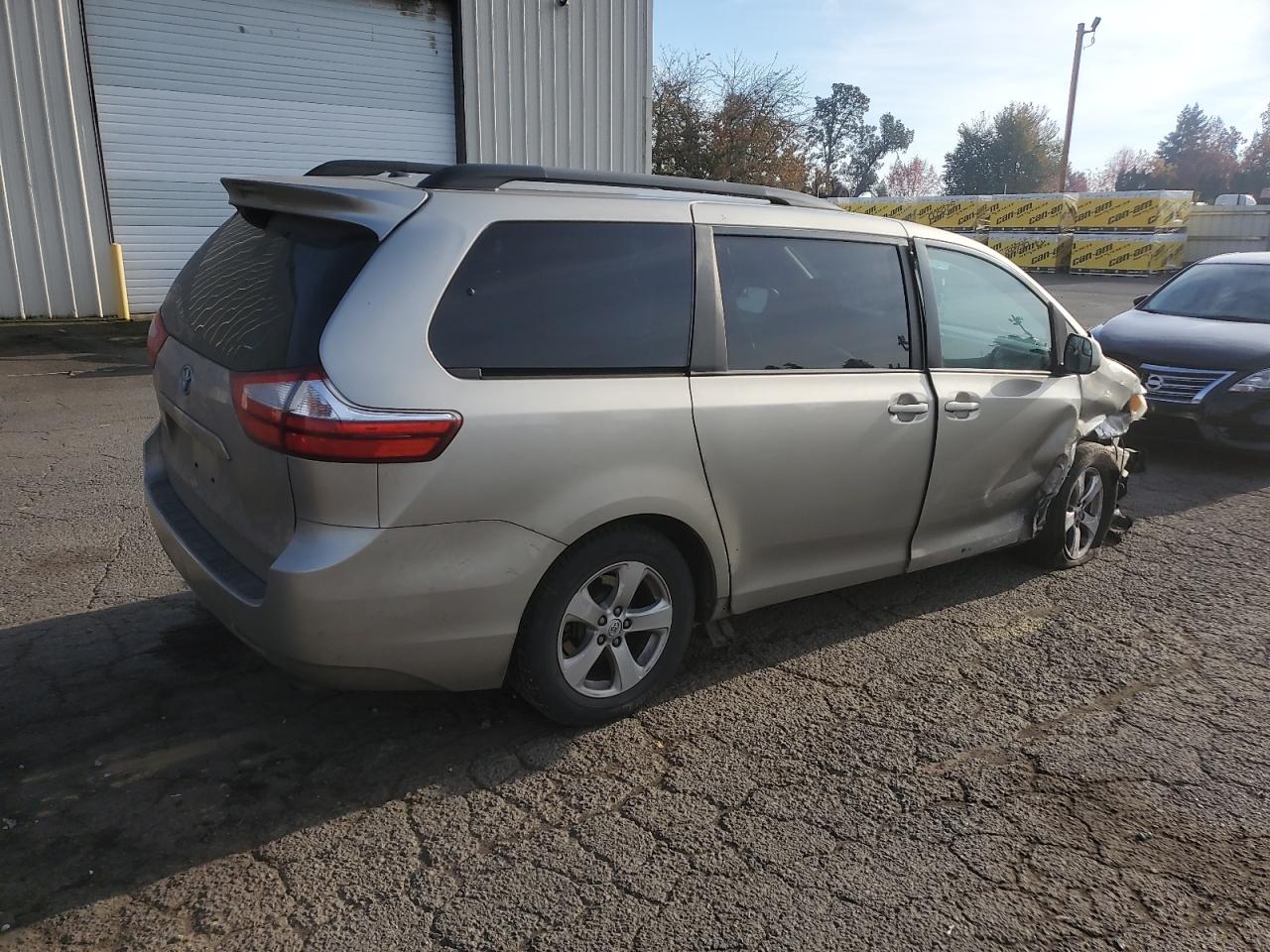 2015 Toyota Sienna - Image 3