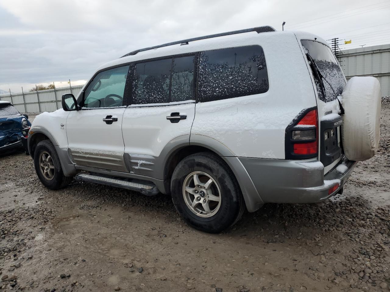 2002 Mitsubishi Montero - Image 2