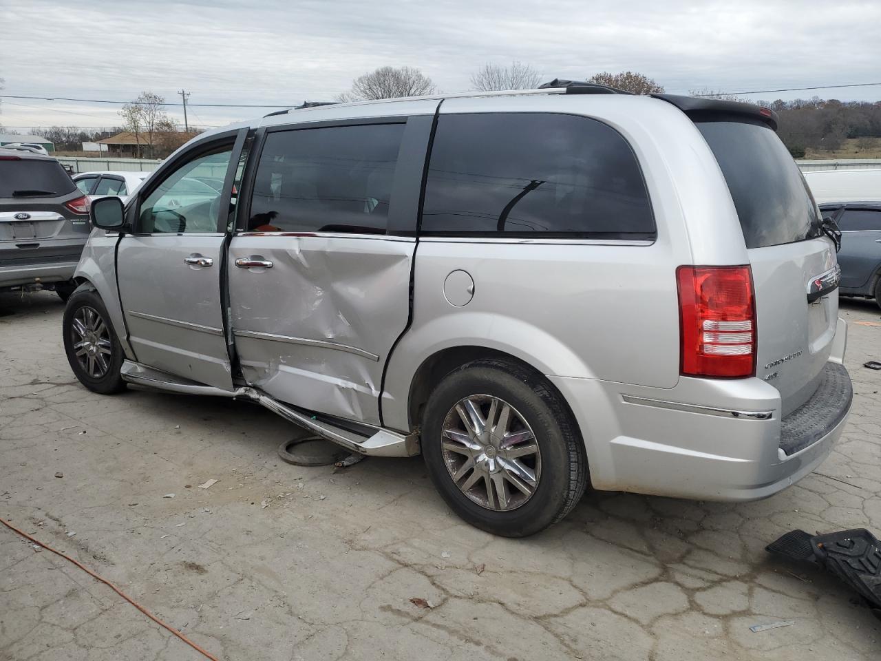 2010 Chrysler Town & Country - Image 2