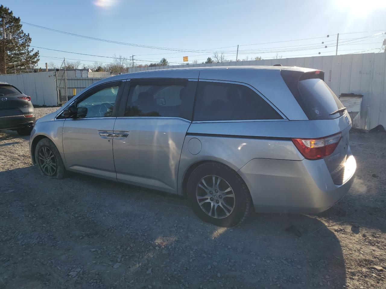 2011 Honda Odyssey - Image 2