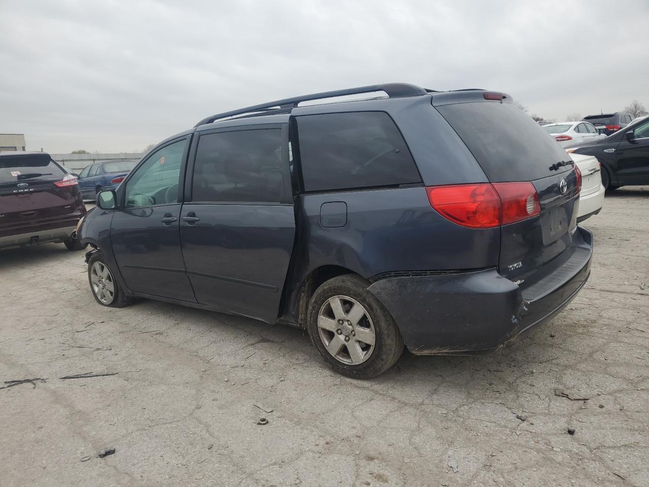 2009 Toyota Sienna - Image 2