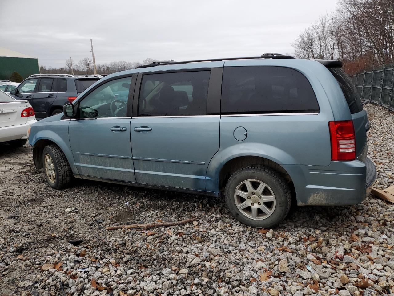 2010 Chrysler Town & Country - Image 2