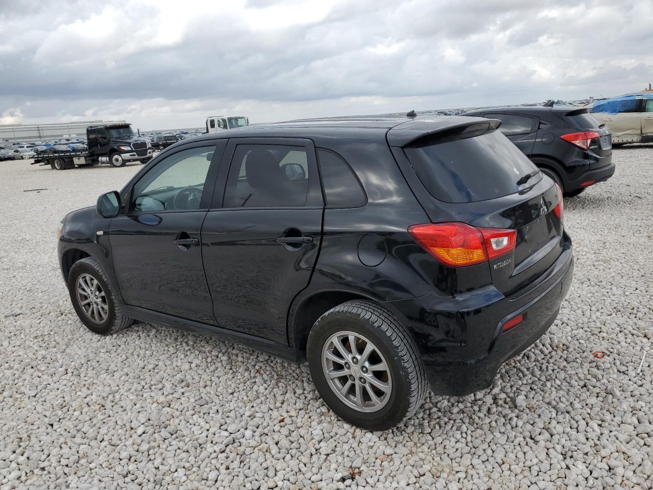 2011 Mitsubishi Outlander - Image 2