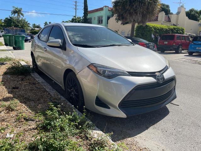 Sedans TOYOTA COROLLA 2017 Srebrny