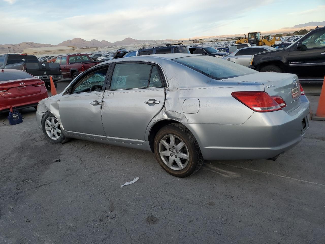 2005 Toyota Avalon - Image 2