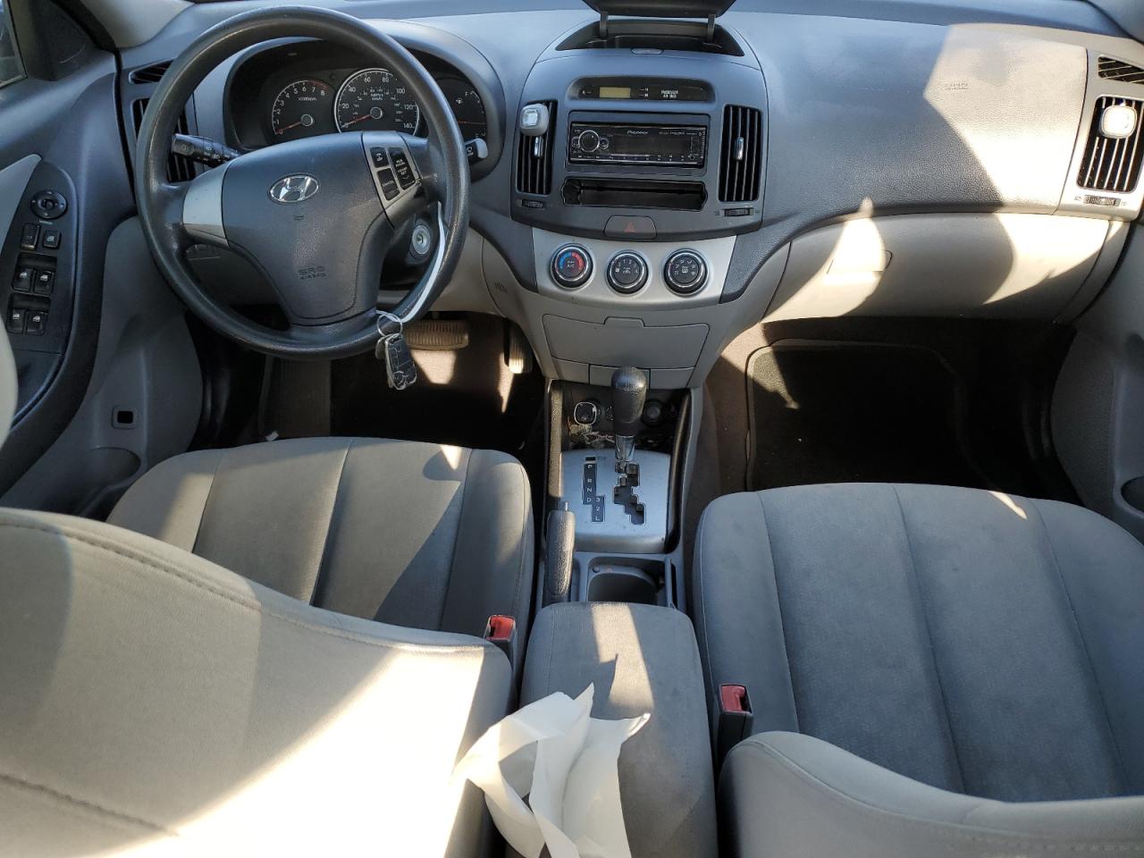 2010 Hyundai Elantra - Image 8