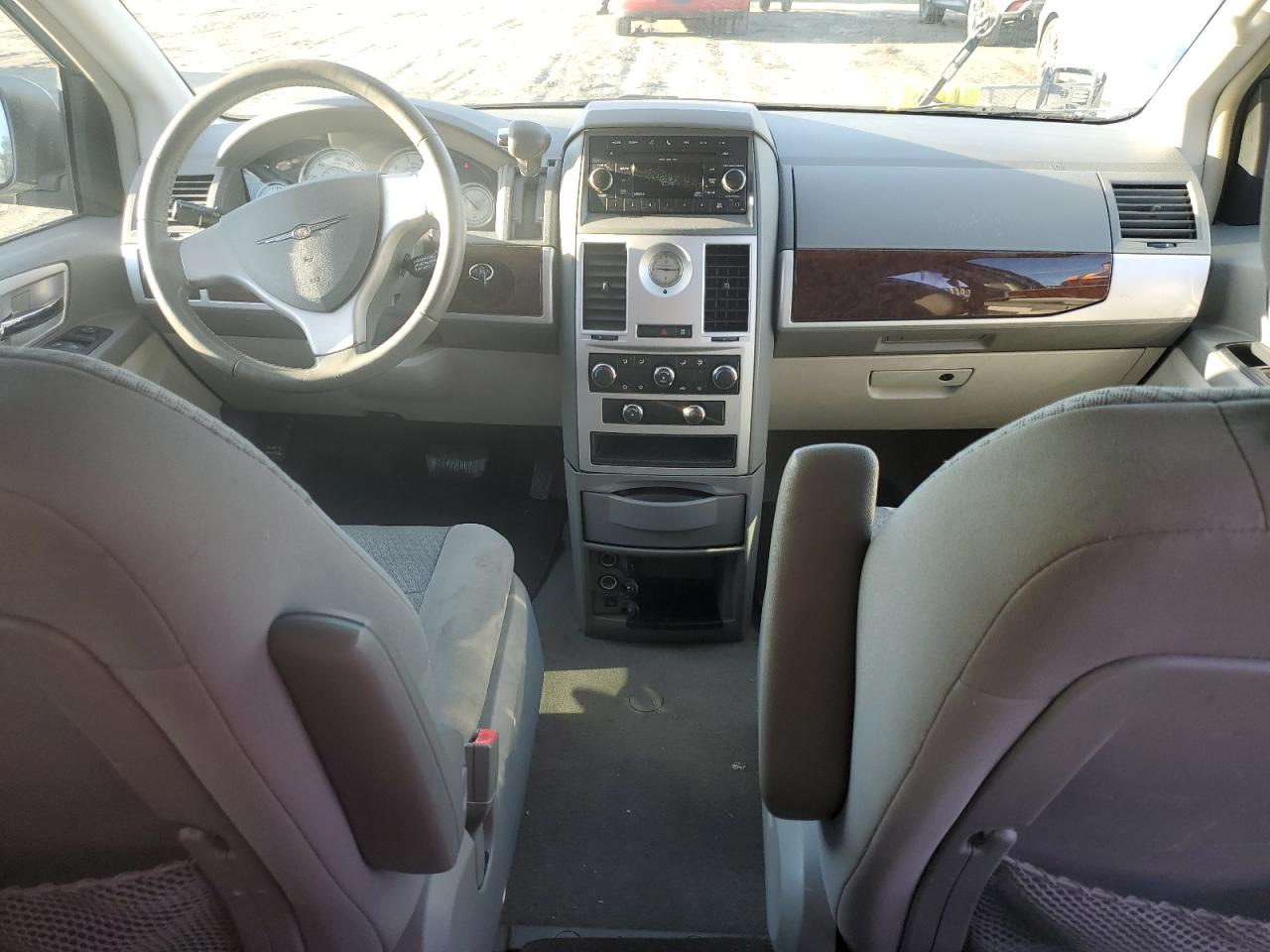2010 Chrysler Town & Country - Image 8