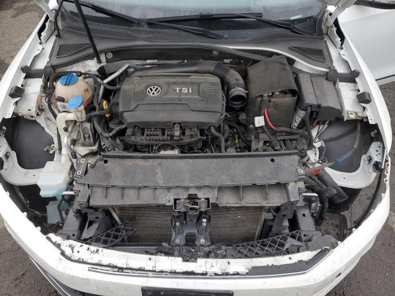 2017 Volkswagen Passat - Image 11