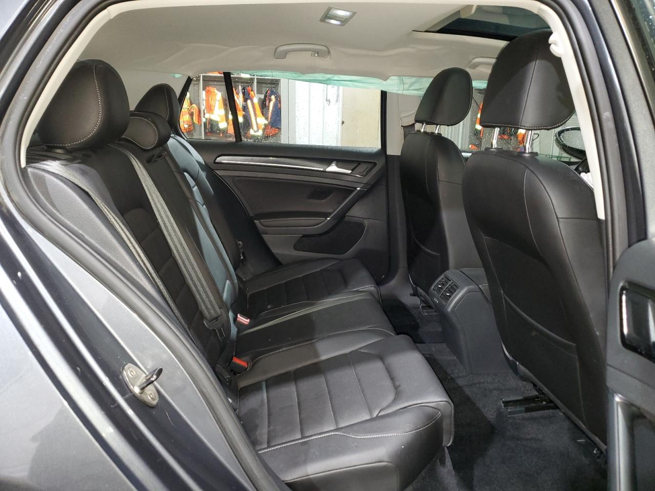 2017 Volkswagen Golf - Image 10